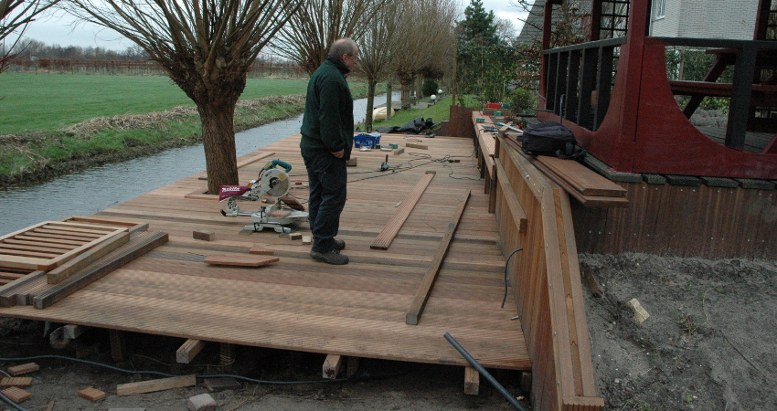 Bouw vlonder met keerwand Presies, expert op het gebied van Tuinen